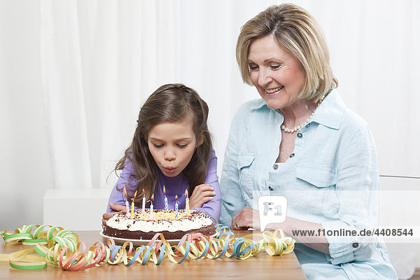 Enkelin (6-7) und Großmutter feiern Geburtstag