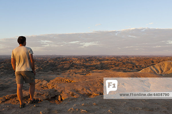 Afrika  Namibia  Namib Wüste  Swakopmund  Reife Menschen blicken auf die Mondlandschaft am Welwitschia Drive