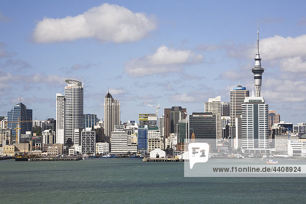 Neuseeland  Auckland  Nordinsel  Blick auf das Boot auf See mit Stadt im Hintergrund