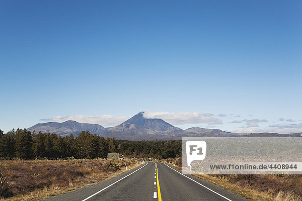 Neuseeland  Südinsel  Canterburg  Blick auf Hauptstraße mit Bergen im Hintergrund