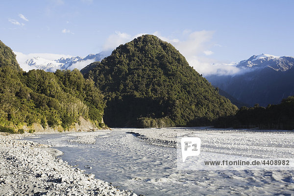 Neuseeland  Südinsel  Blick auf den Westland Nationalpark mit Gletscherfluss und franz josef glacier
