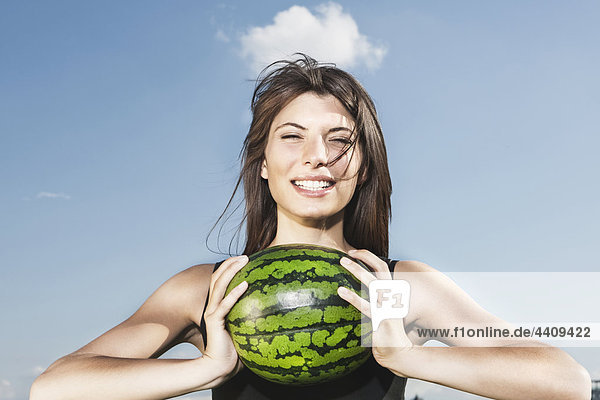 Junge Frau mit Wassermelone  Portrait