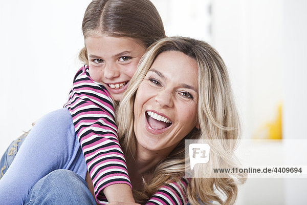 Mutter und Tochter lächelnd  Portrait