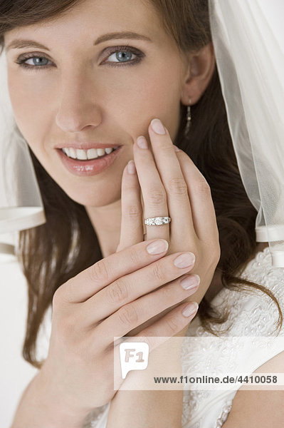 Porträt einer Braut mit ihrem Ehering
