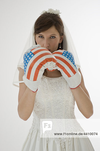 Portrait einer Braut mit Boxhandschuhen