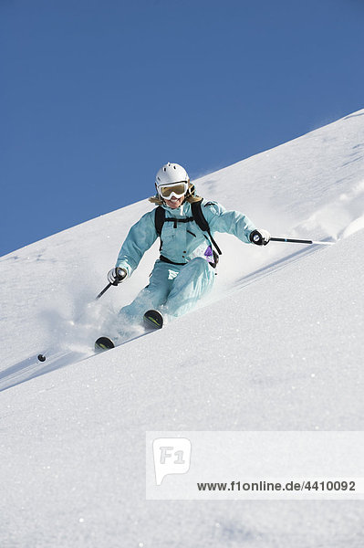 Österreich  Frau beim Skifahren am Arlberg  lächelnd