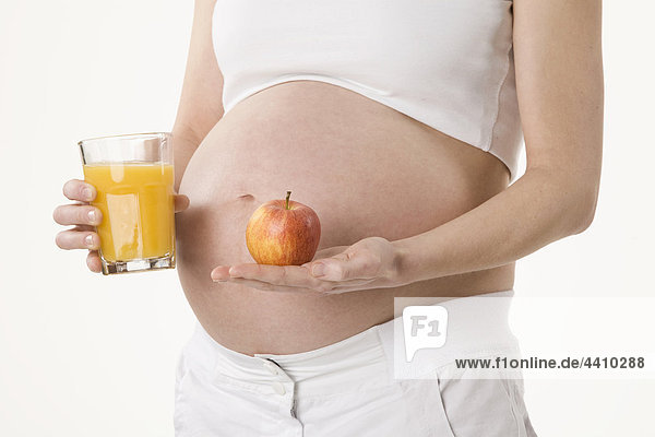 Schwangere Frau mit Apfel und Saft  Mittelteil