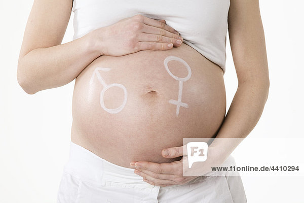 Männliches und weibliches Symbol auf dem Bauch einer schwangeren Frau  Mittelteil
