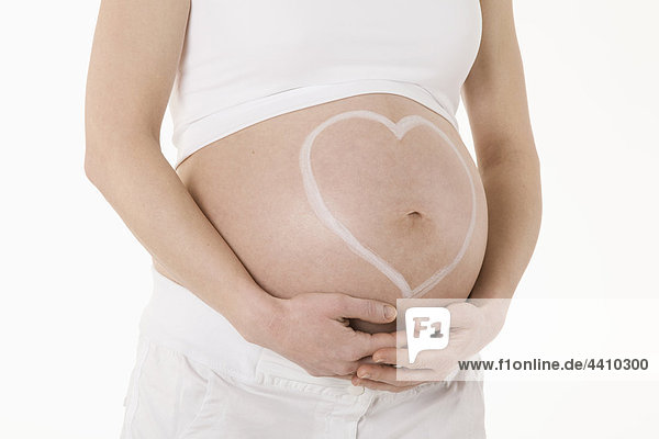Herzform auf den Bauch der Schwangeren gezeichnet  Mittelteil
