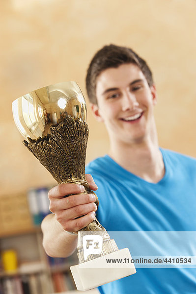 Teenager Junge mit Trophäe lächelnd Portrait