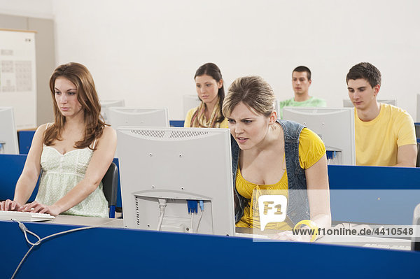 Deutschland Emmering Studenten mit Computer im Computerlabor