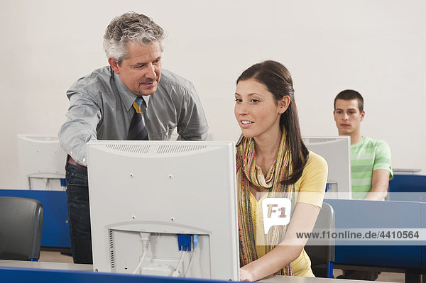 Deutschland Emmering Dozent Ausbildung von Studenten im Computerlabor