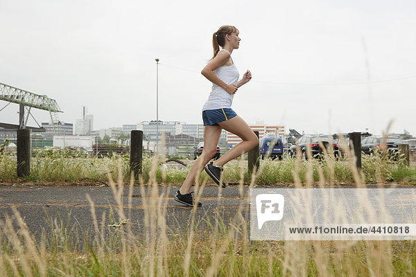 Junge Frau  die joggt.