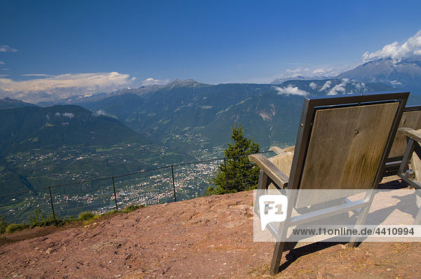 Italien  Südtirol  Meran  Blick auf das Dorf mit Berg von der Plattform aus