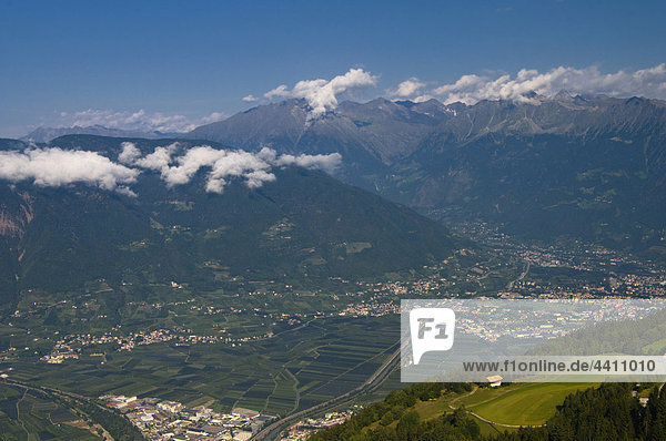 Italien  Südtirol  Meran  Stadtansicht mit Bergen im Hintergrund
