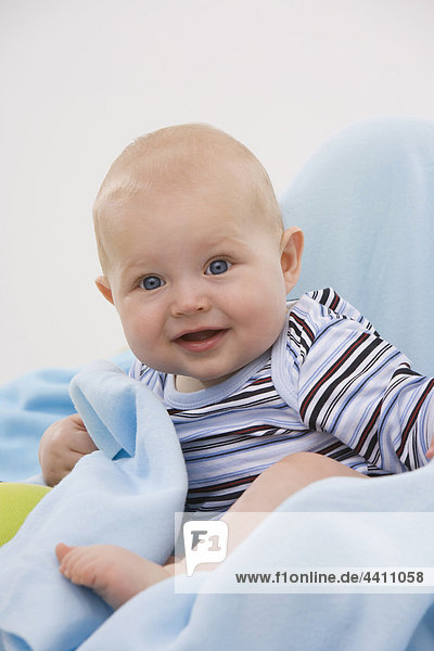 Baby Junge (6-11 Monate) lächelnd  Portrait