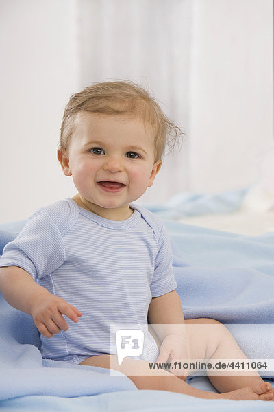 Baby Mädchen (6-11 Monate) lächelnd  Portrait