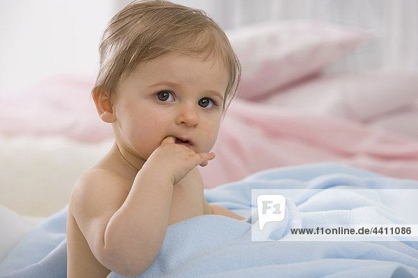 Baby Mädchen (6-11 Monate) Finger im Mund  Portrait