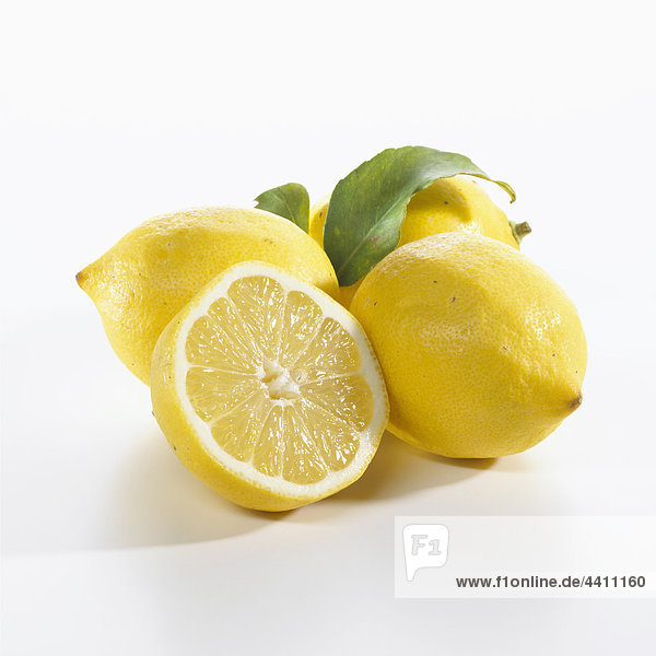 Zitronen vor weißem Hintergrund  Nahaufnahme