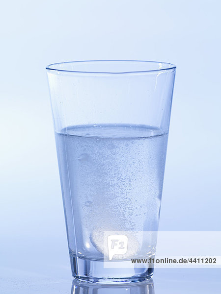 Brausetablette im Wasserglas  Nahaufnahme