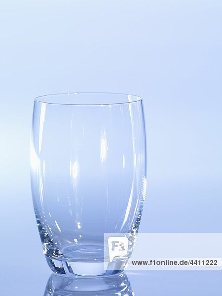 Leeres Glas vor blauem Hintergrund  Nahaufnahme