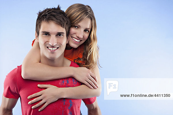 Mann mit Frau auf dem Rücken  lächelnd  Portrait