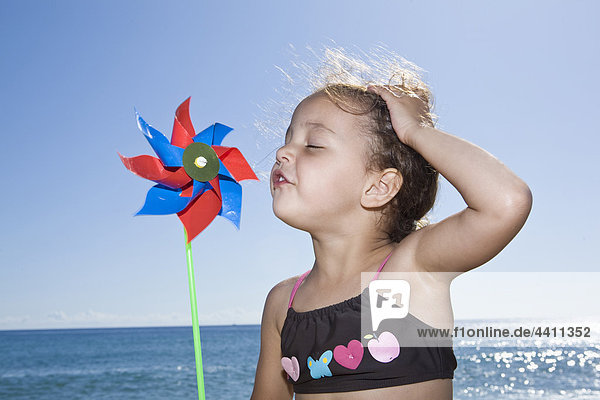 Frankreich  Korsika  Girl (2-3) Blasen Papier Windmühle am Strand