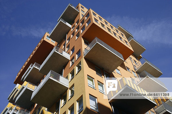 Deutschland  München  Flachwinkelansicht eines Mehrfamilienhauses mit Balkonen