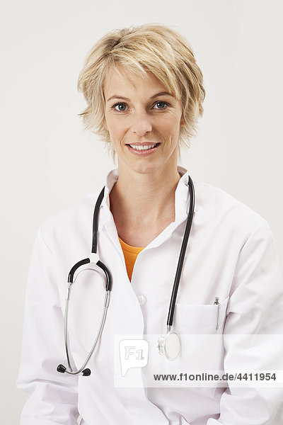 Deutschland  München  Ärztin mit Stethoskop  lächelnd  Portrait