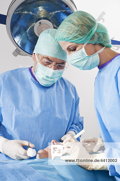 Deutschland  München  operierende Chirurgen