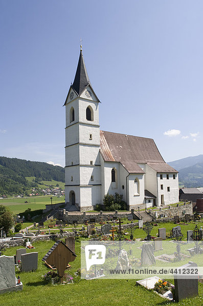 Österreich  Steiermark  Lassing  Ansicht der Kirche Sankt Jakob mit Friedhof