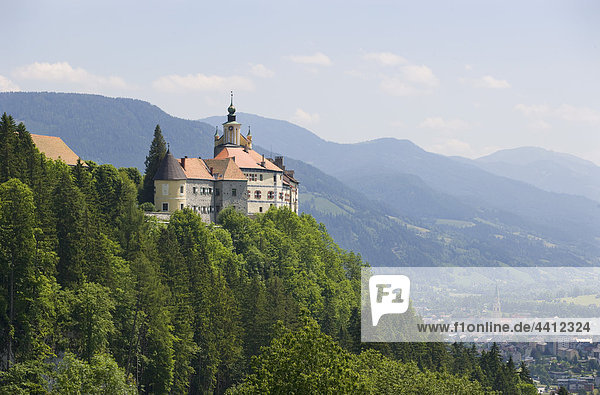 Österreich  Steiermark  Rottenmann  Burg Strechau  Blick auf Gebäude mit Bergen im Hintergrund