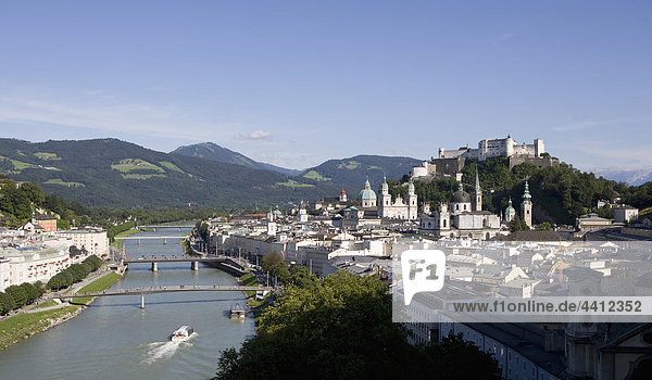 Österreich  Salzburg  Blick auf die Altstadt mit Bergen im Hintergrund