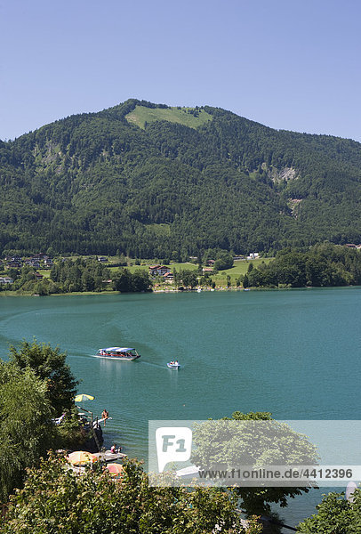 Austria  Salzkammergut  fuschl  View of filbling and fuschlsee lake with background people