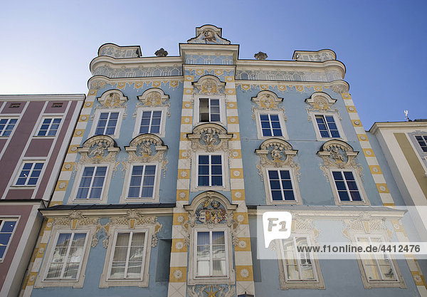 Österreich  Steyr  Fassade des historischen Gebäudes  Tiefblick