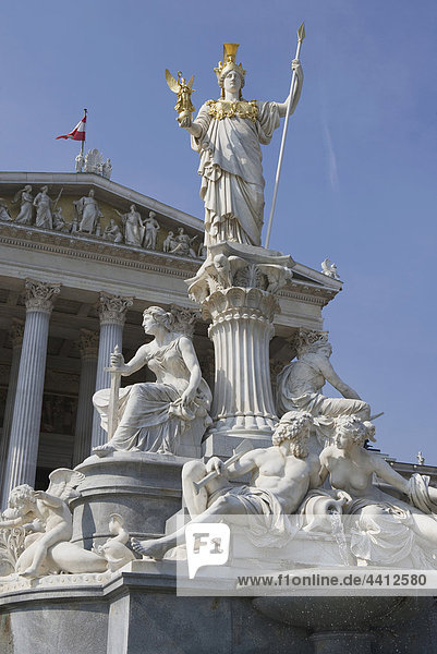 Österreich  Wien  Parlamentsgebäude mit Statuen von pallas athene