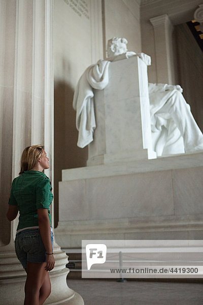 Mädchen betrachten Lincoln memorial