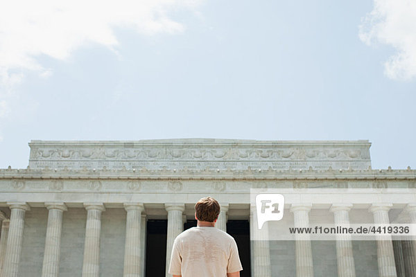 Rückansicht des jungen Mann am Lincoln memorial