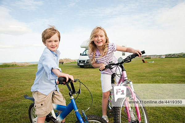 Bruder und Schwester mit Fahrrädern
