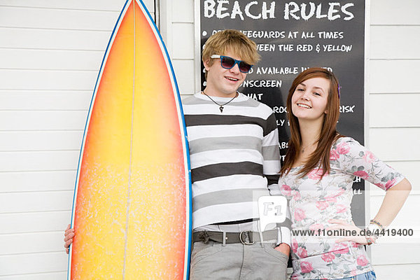 junges Paar mit Surfboard  Portrait