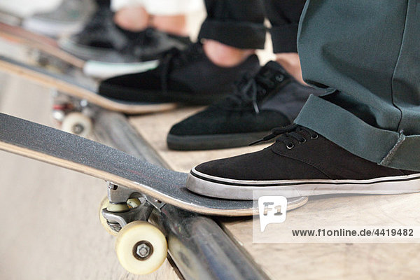 Füße von Skatern und Boards