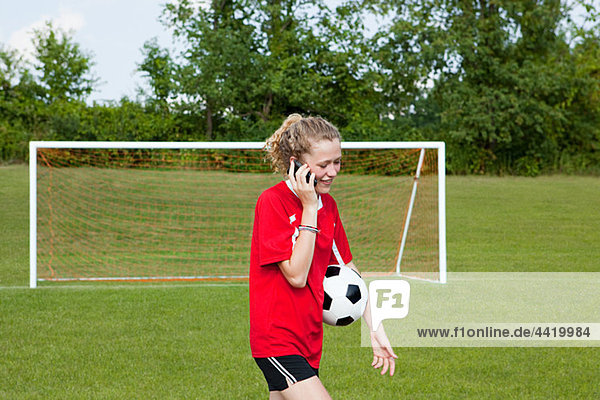Handy benutzen Spiel Fußball Mädchen