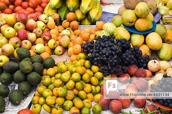 Assorted Fruit in Marktstand