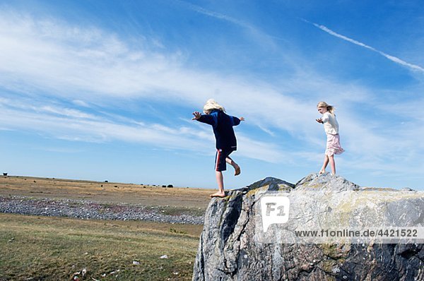 Kinder am Rand des Rock balancing