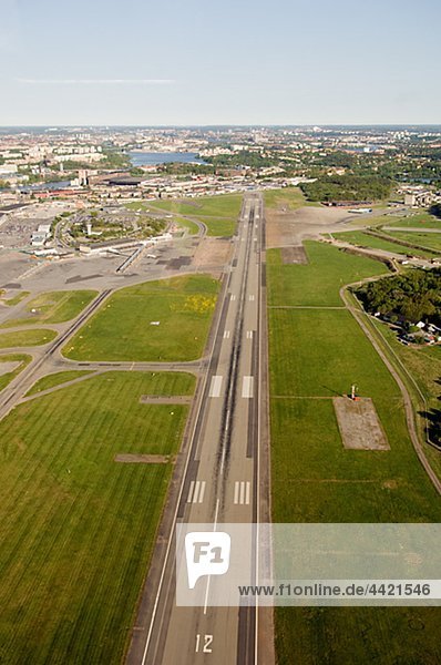 Luftbild von Start-und Landebahn