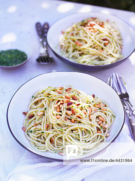 Spaghetti Nudeln mit Pesto-Sauce auf Platten