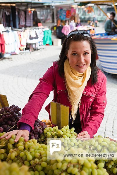 Junge Frau Einkaufen in Obstmarkt