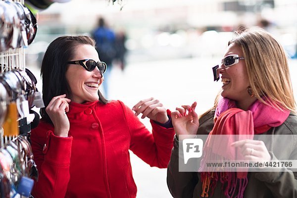 Paar junger Frauen versucht auf Sonnenbrille