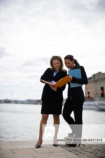 Paar von Geschäftsfrauen lesen-Datei