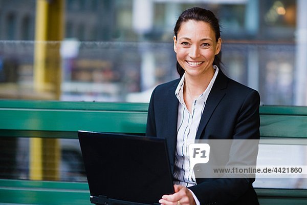 Porträt von Reifen Geschäftsfrau with laptop